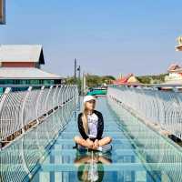 เดินสะพานแก้วชมโบสถ์กลางทะเล
