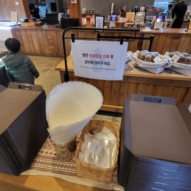 숲속에 있는 더 포레 카페