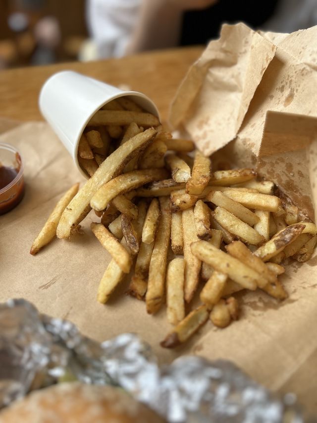 ［香港］ FIVE GUYS🇭🇰｜香港必吃美國連鎖速食店 漢堡超juicy🤤 