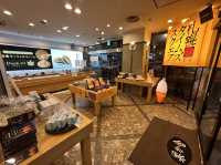 札幌・すすきの。NIKKAの看板の下でソフトクリーム食べれます『札幌菓子處 菓か舎 すすきの店』 