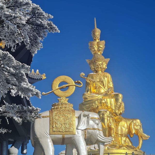 Impressive tour to Golden Peak Temple