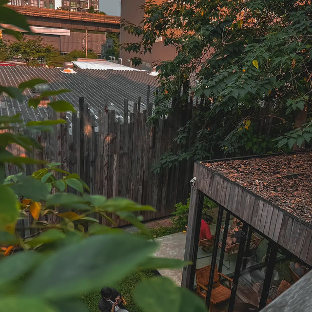 คาเฟ่ย่านสุขุมวิท "The Wood Land"