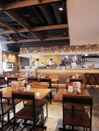 屯門加洲風情餐廳，用傳統烤爐即時製新鮮薄餅