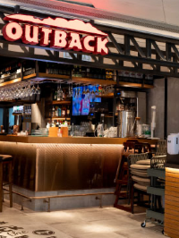 「Outback Steakhouse：享受夜景的牛扒的餐廳」