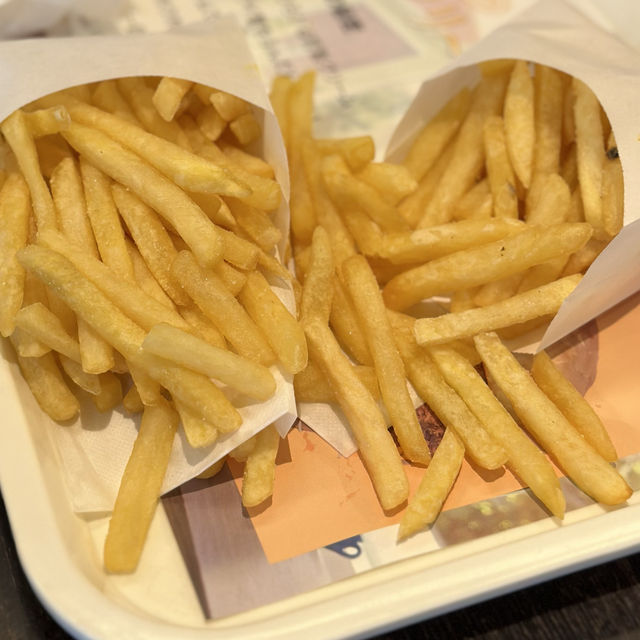 •.\ 他には無い❗️ﾌﾙｰﾃｨｰなバーガー⁉️ /.•