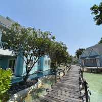 รีสอตน่ารัก สีสันสดใสริมทะเลจันทรบุรี