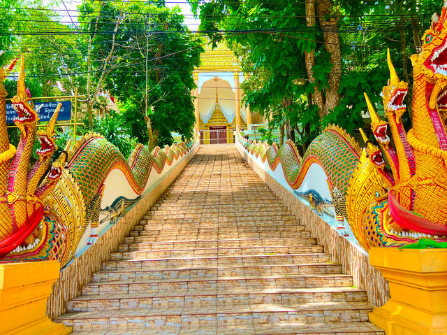 สักการะหลวงพ่อองค์ใหญ่บนเชิงเขา