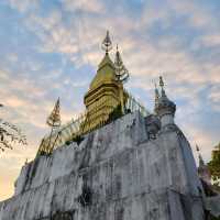 ชมพระอาทิตย์ตก ที่ พระธาตุภูษี สปป.ลาว