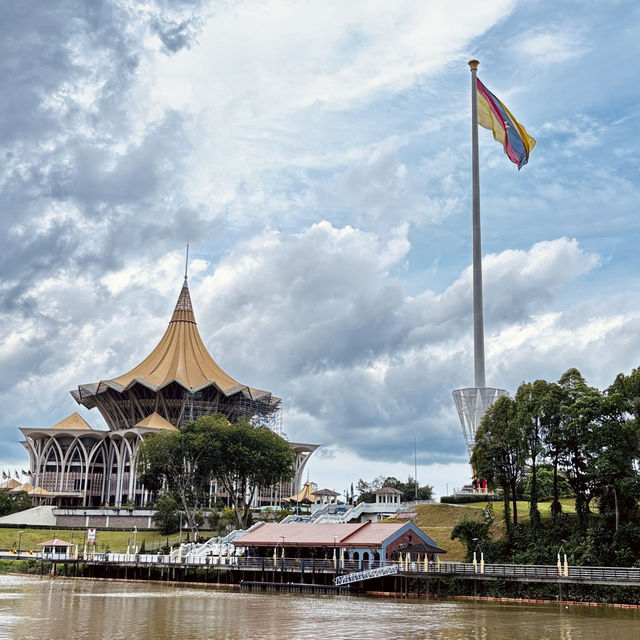 "Scenic Sarawak River Cruise: Explore Kuching's Waterfront and Historic Landmarks"