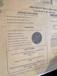 Highly rated cafe on the way to trevi fountain.