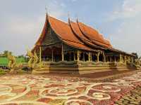วัดสิรินธรวรารามภูพร้าว - ยลความงามวัดเรืองแสง
