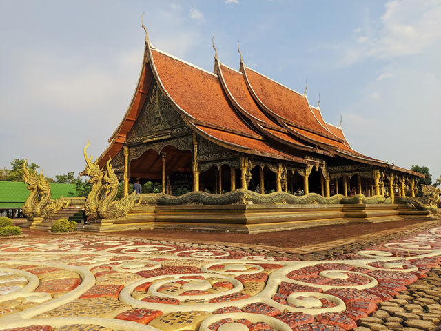 วัดสิรินธรวรารามภูพร้าว - ยลความงามวัดเรืองแสง
