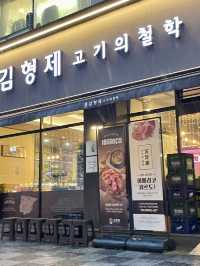 둘러앉은 테이블 사이로 직접 고기 구워주는 곳이예요!!