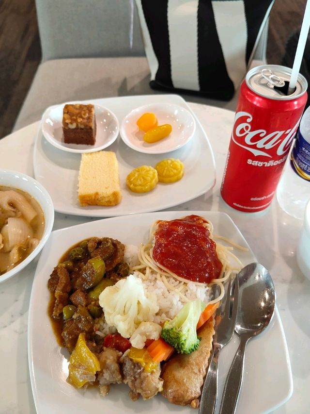 พาไปเปิดประสบการณ์นั่ง Miracle Lounge 