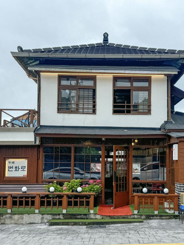 옛 일본식 가옥 개조한 ’카페 번화로‘