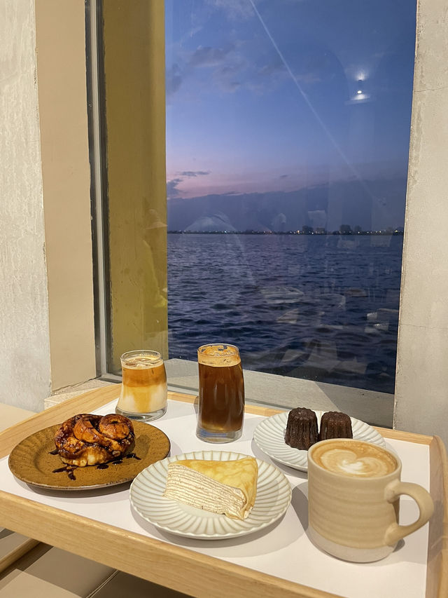 南臺灣夢幻景點「海上教堂」💒四面環海咖啡廳超愜意！