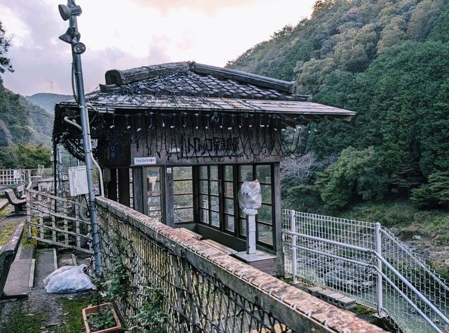 【嵯峨野トロッコ列車で途中下車！保津峡を満喫】