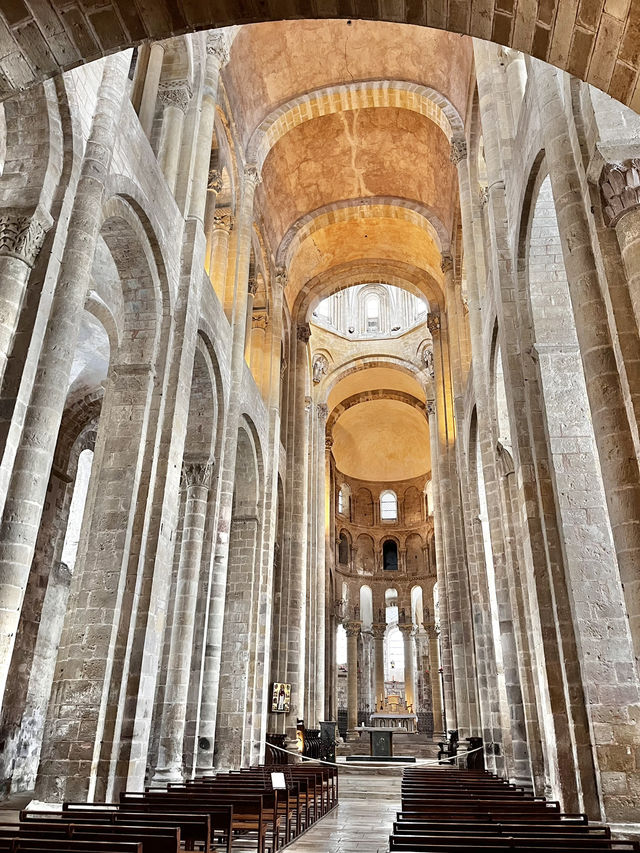⛪ サントフォア修道院教会：フランス巡礼路の歴史遺産 🌟