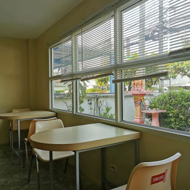 Curb Cafe คาเฟ่ในบ้านสไตล์มินิมอล