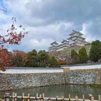 秋楓季訪姬路城，絢爛紅葉與白鷺城的完美結合。