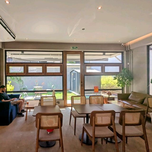 白天咖啡店，晚上變身酒吧：曼谷小幽靈咖啡 Little Ghost Cafe