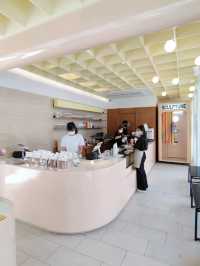 HOLIDAY PASTRY Flagship Store คาเฟ่กรุงเทพ