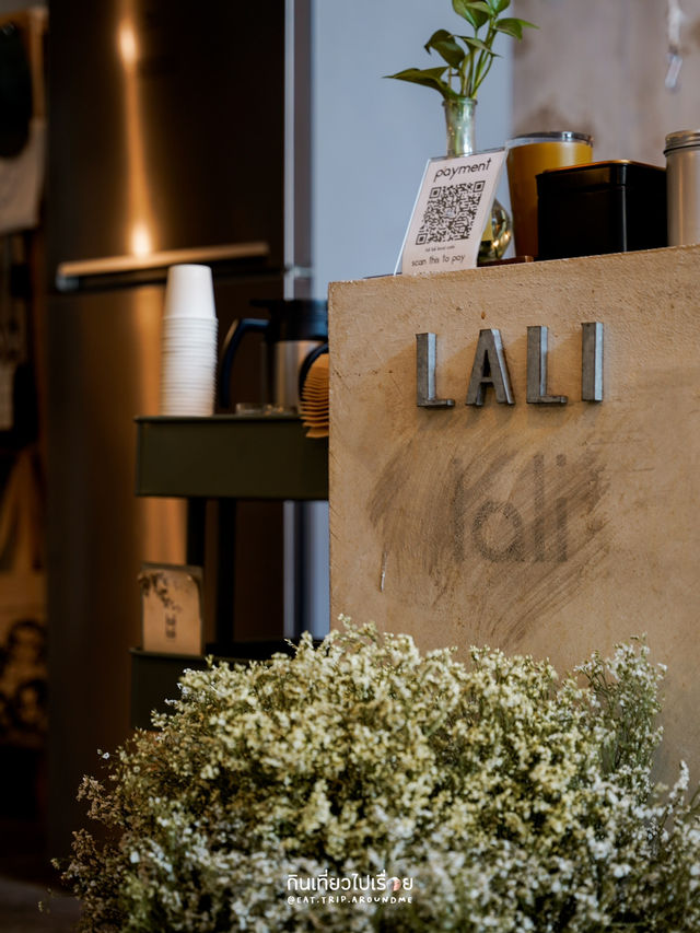 lali lali คาเฟ่ไม้สุดอบอุ่น ใกล้ มศว องครักษ์