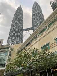 A STUNNUNG SYMPHONY FOUNTAIN LIGHT UP AT NIGHT IN KLCC PARK