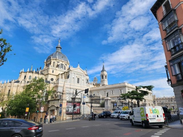 [🇪🇸マドリード] マドリードの歴史的な美しさを感じるアルムデナ大聖堂