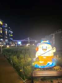 청보리시즌이 시작된 부산 광안리해수욕장