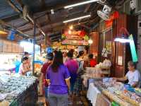 ตลาดน้ำอัมพวา ตลาดสำหรับครอบครัว