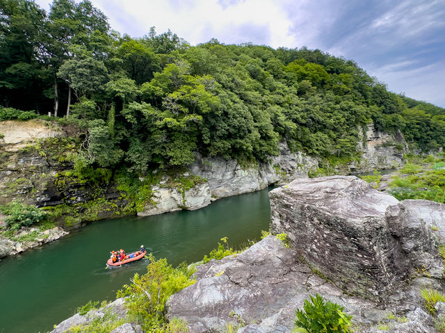 【川と岩がつくる絶景の舞台】長瀞岩畳（ながとろいわだたみ）🌊🪨