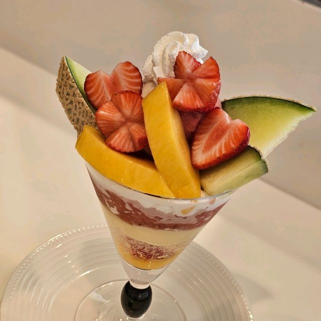 [新宿]宝石のように輝く上質なフルーツのパフェ[タカノフルーツパーラー 新宿高島屋店]