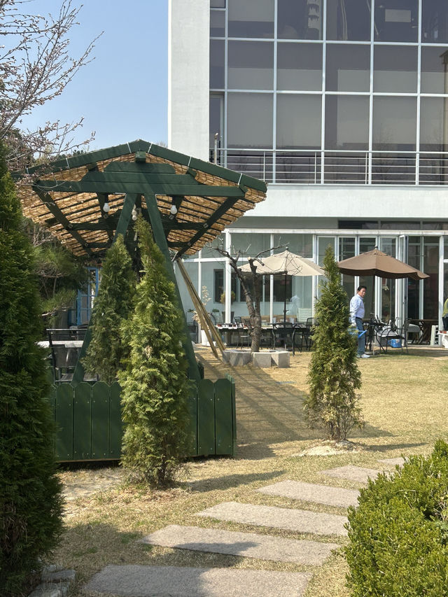 주봉저수지 옆 감성 브런치 카페, 더멜에서의 여유로운 시간 🌿☕️