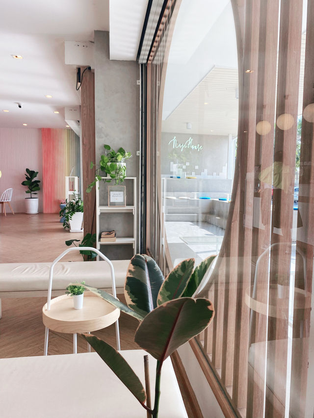 ร้าน Niji House Bangsaen คาเฟ่สไตล์มินิมอล