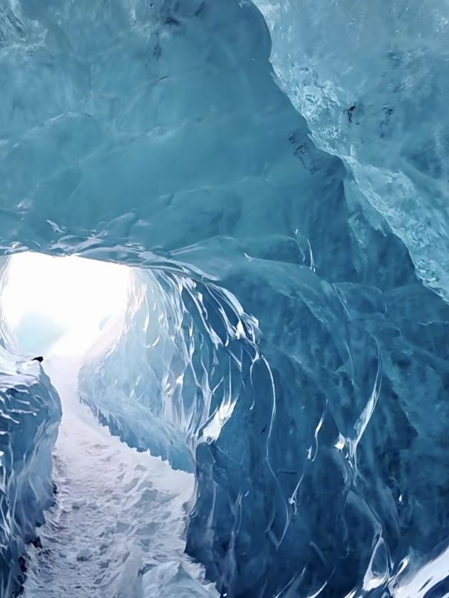 ❄️ 冰島藍冰洞（Blue Ice Caves） — 冰川奇觀中的夢幻世界
