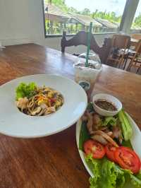 ครัวบ้านไทรน้อย กินในสวน มีคลอง เรือ เป็ด ปลา ครบ