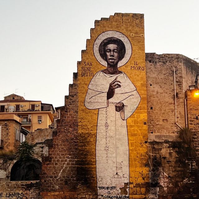Palermo's Street Art: Raw and Moving! 🎨✨