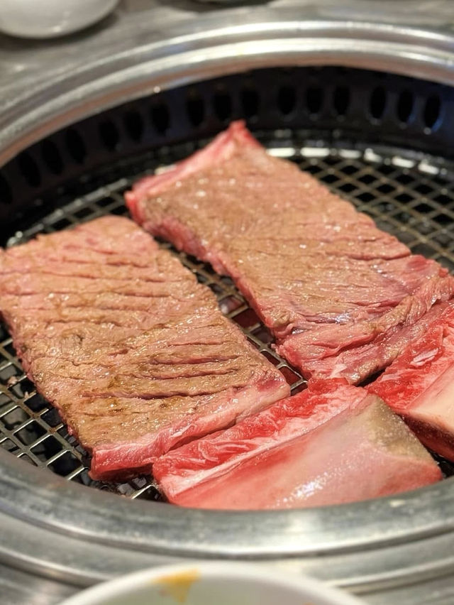 嚴重低估了弘大這家碳火烤肉量多味美 💕 平價烤韓牛!氛圍很local