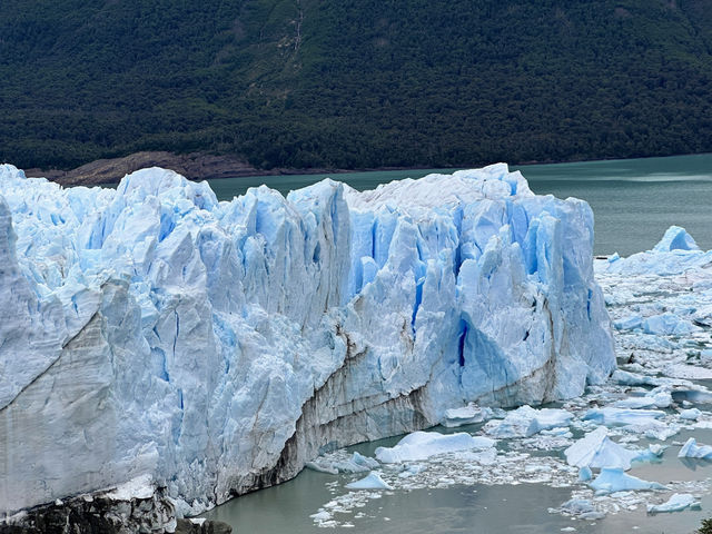 【ペリト・モレノ氷河｜圧巻の氷の壁と迫力の崩落ショー】