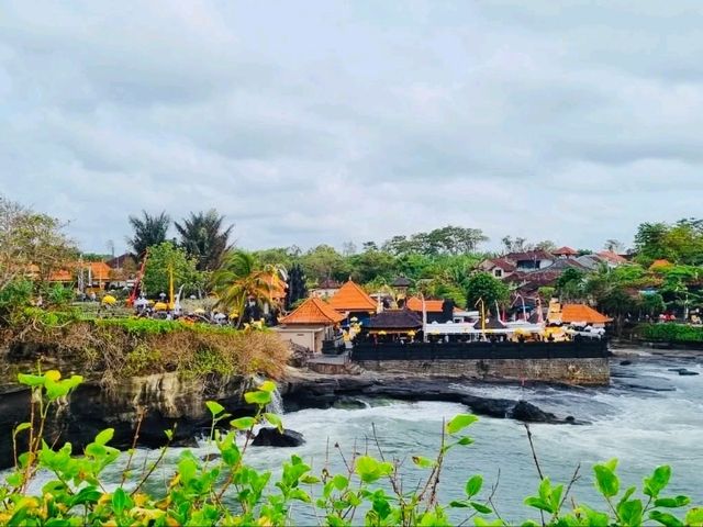 海に浮かぶ神秘の寺院！バリの絶景スポット