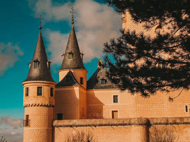 A Fairytale Fortress Above the Clouds – My Visit to the Alcázar of Segovia 