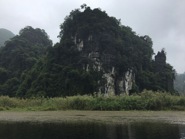 🚣‍♀️✨ Tranquility in Trang An – A Scenic River Rafting Experience in Vietnam