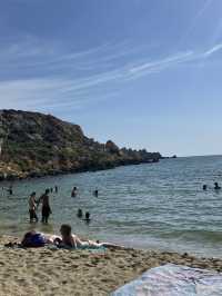 ☀️ 넓고 여유로운 몰타의 대표 해변, 골든베이 🏖️