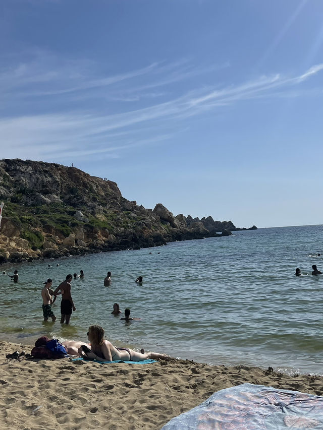 ☀️ 넓고 여유로운 몰타의 대표 해변, 골든베이 🏖️