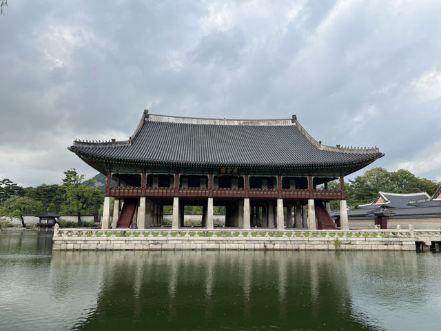 首爾必拍行程全攻略｜景福宮穿韓服、Jennie香水牆、秘密野花園一日拍爆10張大片！ 