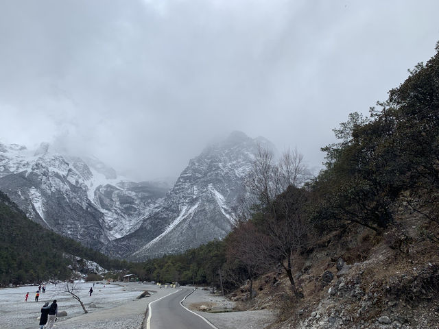 Blue Moon Valley in Winter – A Snowy Wonderland in Yunnan
