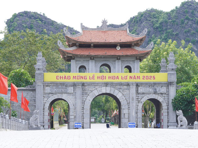 Embrace Serenity in Ninh Binh: Vietnam's Underrated "Halong Bay on Land"! 🏞️