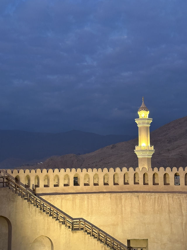 🌅 日落時分的尼茲瓦老城光影 🌅 日落時分的尼茲瓦老城光影