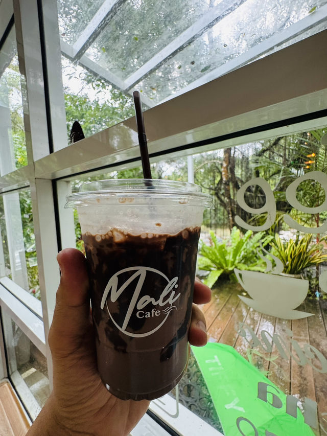 Mali Cafe จันทบุรี คาเฟ่ริมน้ำบรรยากาศอบอุ่น 